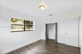 551 NW 183rd St in Miami, FL - Building Photo - Building Photo