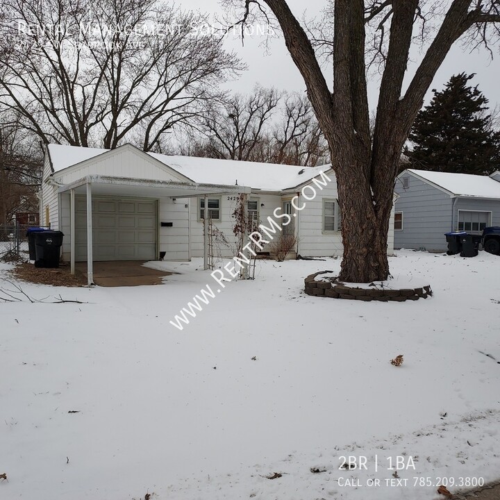 2429 SW Seabrook Ave in Topeka, KS - Building Photo