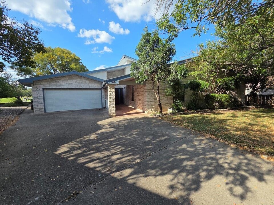 2212 Rock Creek Dr in Kerrville, TX - Building Photo