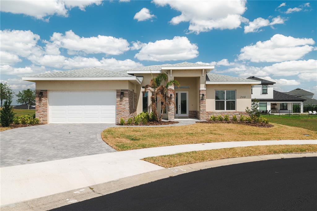 208 Caladonia Ct in Lake Alfred, FL - Foto de edificio