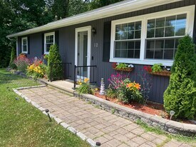 12 Allendale Rd in Old Saybrook, CT - Building Photo