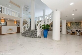 710 N Ocean Blvd in Pompano Beach, FL - Foto de edificio - Building Photo