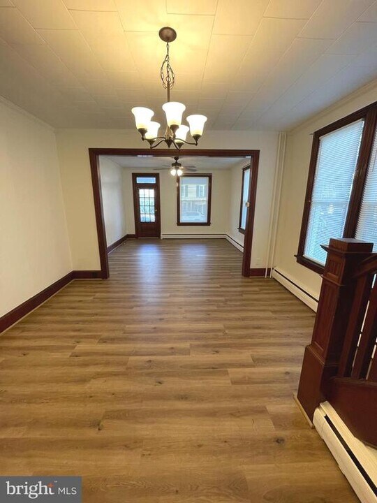 27 W High St in Hummelstown, PA - Building Photo