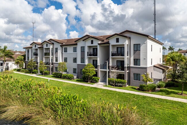 Vista Lago Apartments in Miami Gardens, FL - Foto de edificio - Building Photo