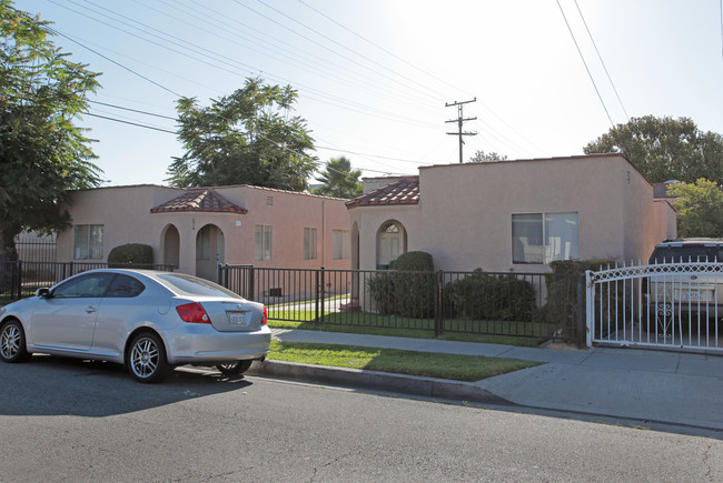 5914-5918 Corona Ave in Huntington Park, CA - Building Photo - Building Photo