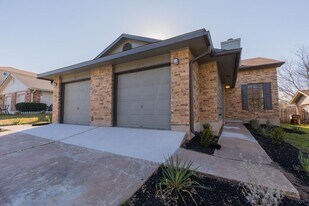 317-319 Rawhide Loop in Round Rock, TX - Building Photo