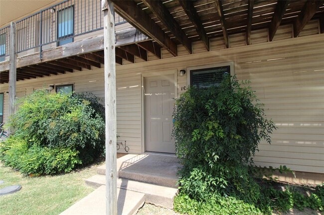 property at 1901 E Lindsey St