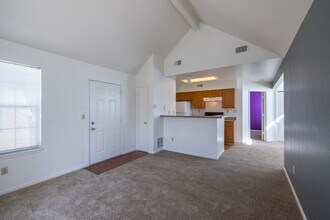 Huntington Ridge Apartments in Aurora, CO - Building Photo - Interior Photo