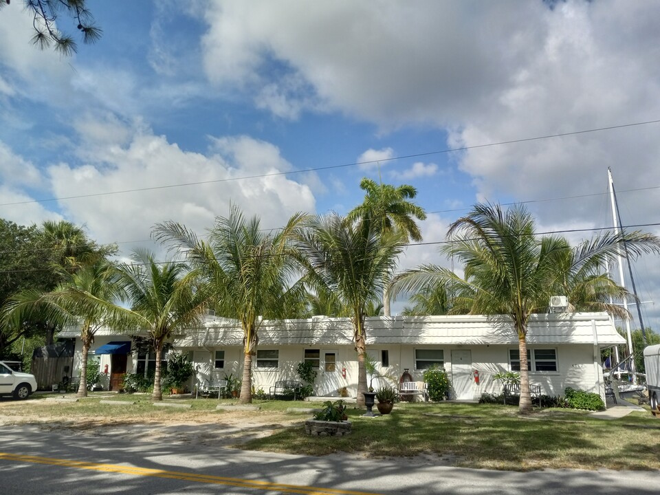 4862 SE Anchor Ave, Unit 3 in Stuart, FL - Building Photo