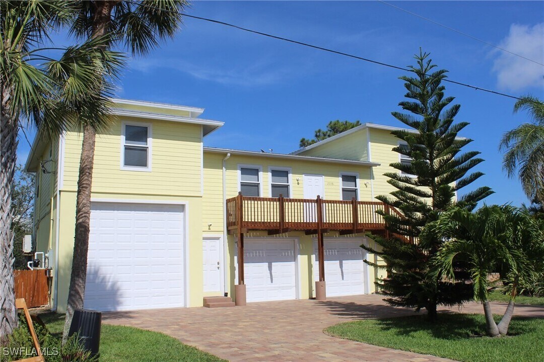 27181 Belle Rio Dr in Bonita Springs, FL - Foto de edificio