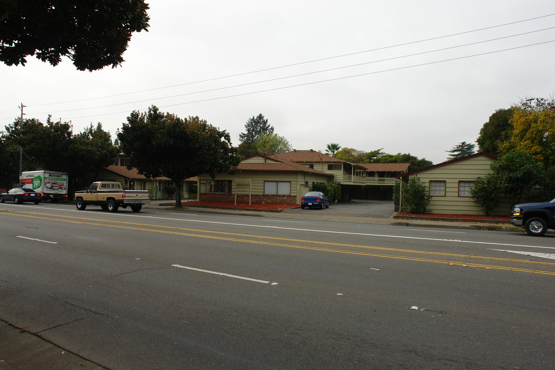 Village Court Apartments in Santa Rosa, CA - Foto de edificio