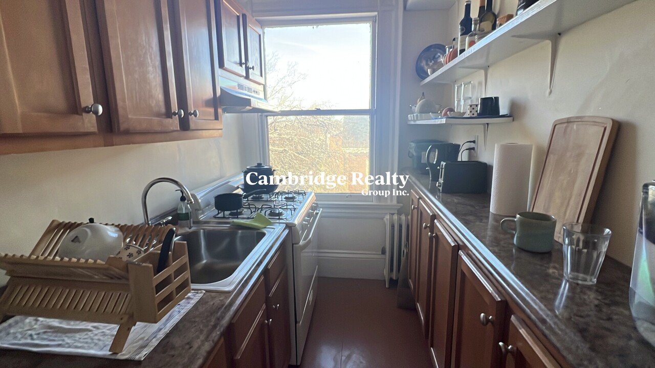 10 Ware St, Unit 509A in Cambridge, MA - Building Photo