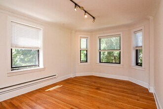 2328 N Rockwell St, Unit 3C in Chicago, IL - Building Photo - Building Photo