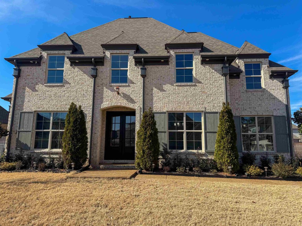 611 Cedar Shadows Cir E in Collierville, TN - Building Photo