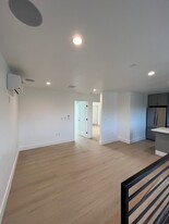 6725 Vineland Ave, Unit 6723A in North Hollywood, CA - Building Photo - Building Photo