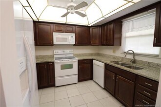 241 SW South River Dr in Stuart, FL - Foto de edificio - Building Photo