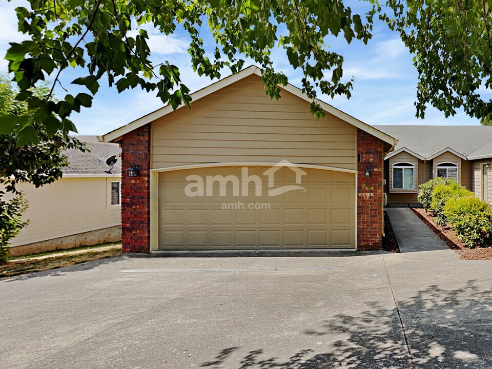 641 NW Meadows Dr in McMinnville, OR - Foto de edificio