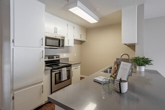 Washington Place in Santa Ana, CA - Foto de edificio - Interior Photo