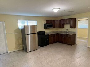 135 NW 198th St in Miami, FL - Building Photo - Building Photo