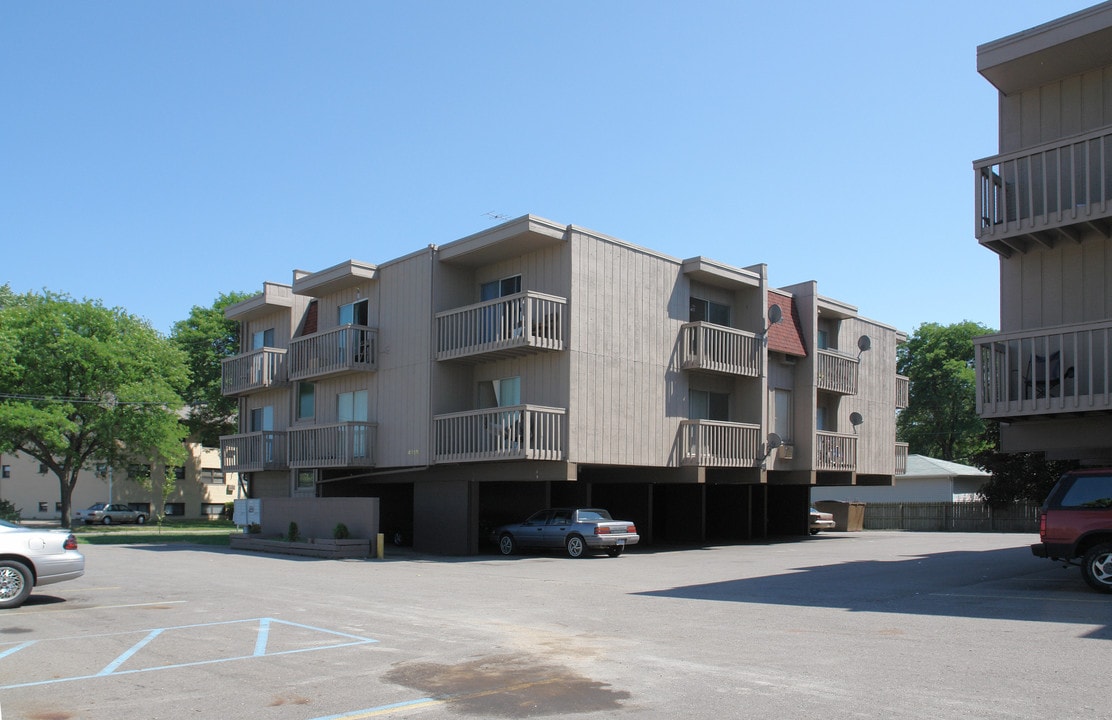 Riverwood Apartments in Lansing, MI - Foto de edificio