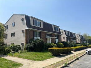 300 Boston Post Rd in Waterford, CT - Building Photo - Building Photo