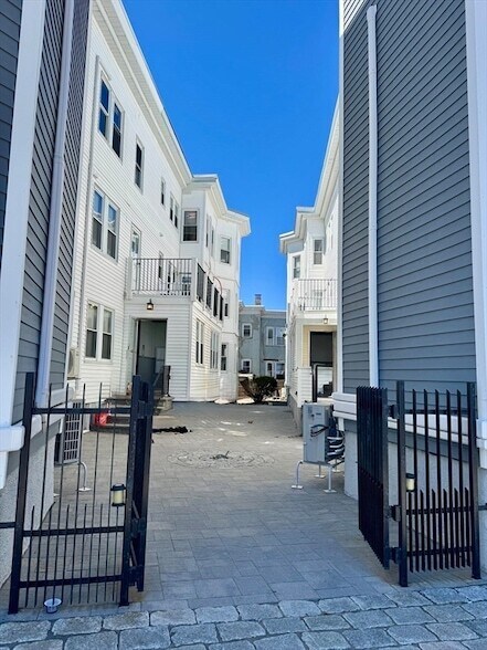 90 Winthrop Shore Dr, Unit B in Winthrop, MA - Building Photo - Building Photo