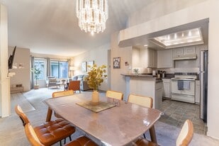 1326 Bellevue Way NE in Bellevue, WA - Building Photo