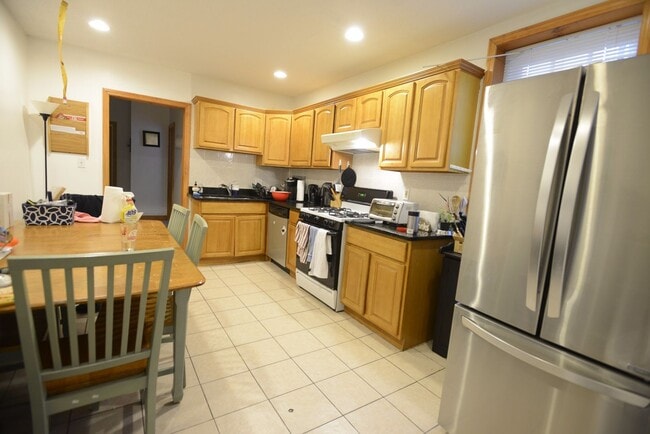 27 Gibbs St in Brookline, MA - Building Photo - Building Photo