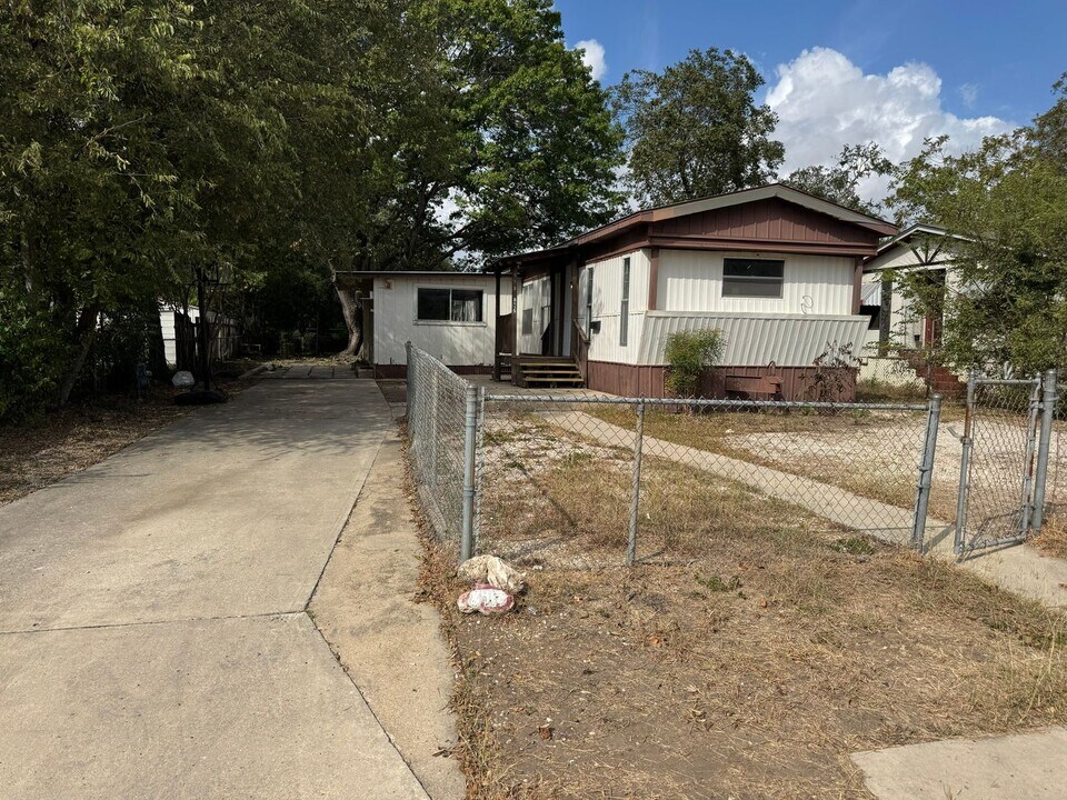 8415 Braewick Dr in San Antonio, TX - Building Photo