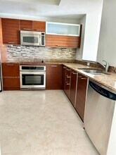 3330 NE 190th St, Unit 2019 in Aventura, FL - Building Photo - Building Photo