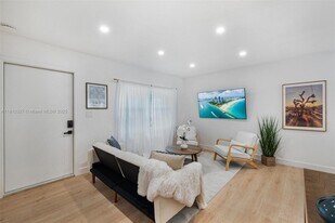 12325 NE 11th Pl in North Miami, FL - Building Photo