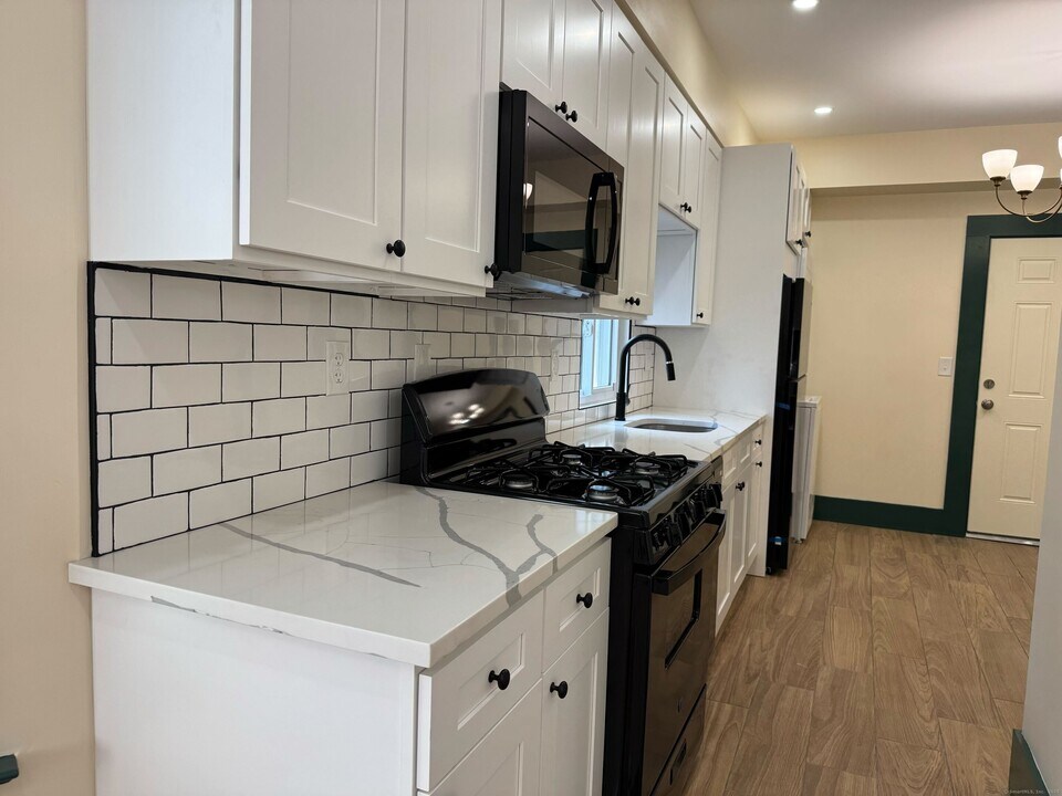 130 Hubinger St in New Haven, CT - Building Photo