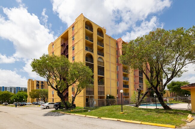 Sunset Villas in Miami, FL - Foto de edificio - Building Photo