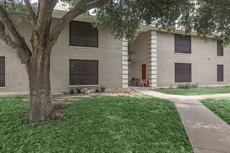 Tower South Apartments in Beeville, TX - Foto de edificio - Building Photo