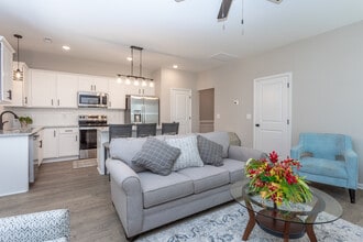 Parkwood West Townhomes in Fayetteville, NC - Building Photo - Interior Photo