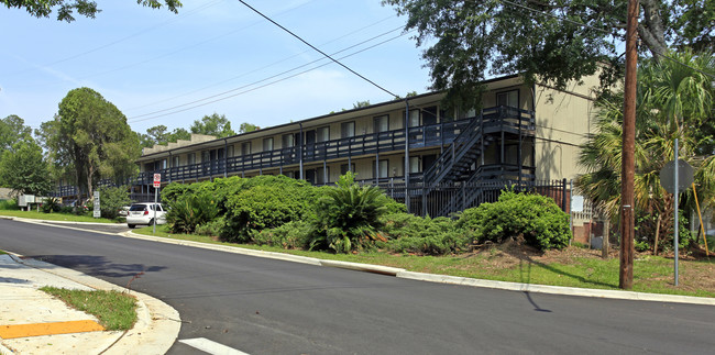 Lake Lodge in Tallahassee, FL - Building Photo - Building Photo