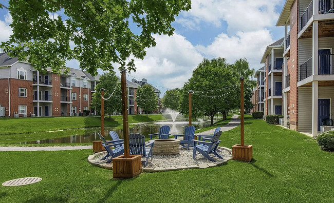 Longacre Apartment Resort in Fairview Heights, IL - Foto de edificio - Building Photo