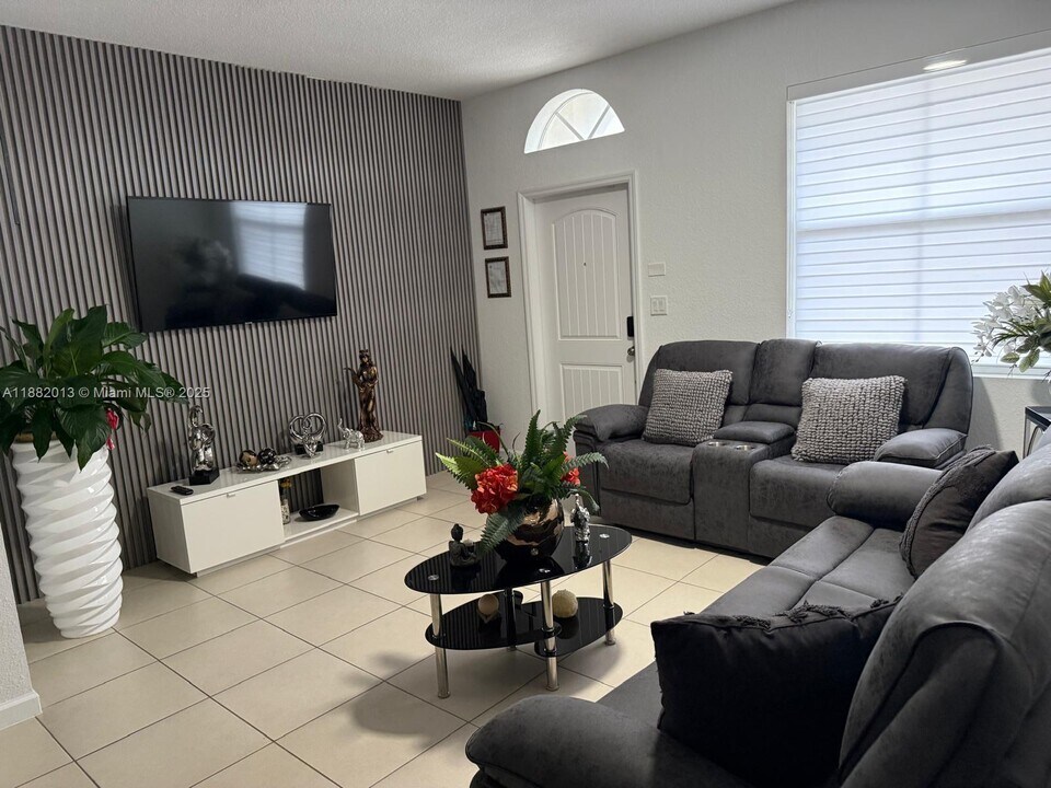 22522 SW 109th Passage in Miami, FL - Building Photo