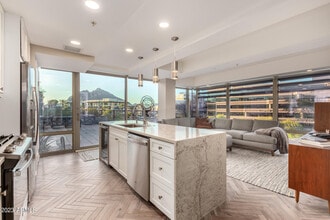 7161 E Rancho Vista Dr in Scottsdale, AZ - Foto de edificio - Building Photo