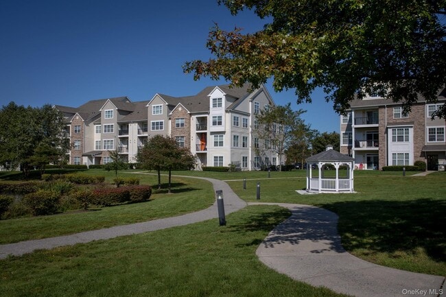 422 Charles Pond Dr in Coram, NY - Foto de edificio - Building Photo