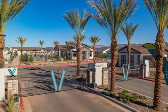 Village at Liberty Farms in Phoenix, AZ - Foto de edificio - Building Photo