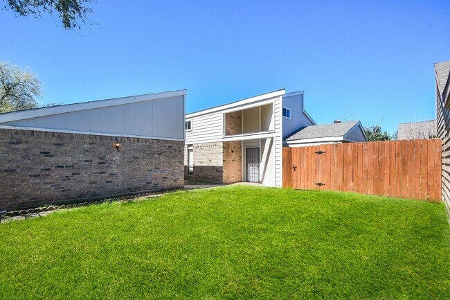 11330 Bandlon Dr in Houston, TX - Foto de edificio - Building Photo