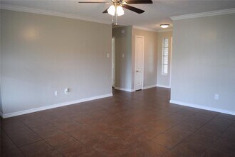 2100 Avenue F in Dickinson, TX - Building Photo - Building Photo