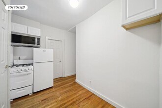 242 E 10th St in New York, NY - Building Photo - Building Photo
