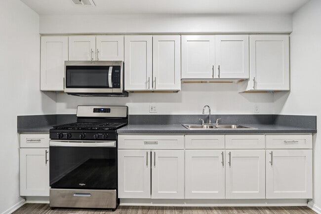 Los Olivos Apartments in Whittier, CA - Foto de edificio - Building Photo