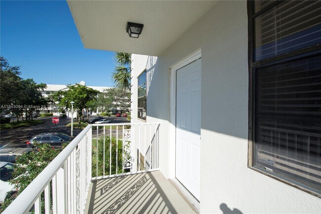 1717 Whitehall Dr in Davie, FL - Building Photo - Building Photo