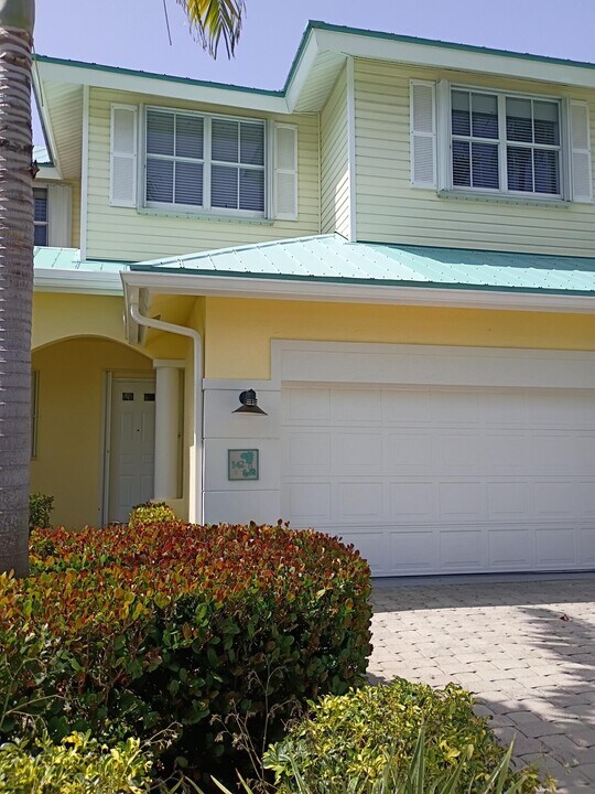 142 Barefoot Cove in Hypoluxo, FL - Building Photo