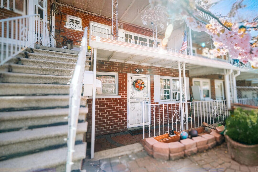 266 Throgs Neck Blvd in Bronx, NY - Building Photo