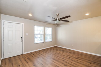 513 N Wood St in Denton, TX - Building Photo - Building Photo