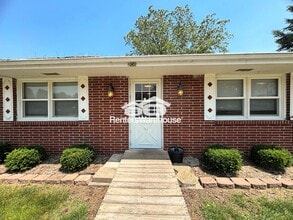 208 N 11th St in Adel, IA - Building Photo - Building Photo